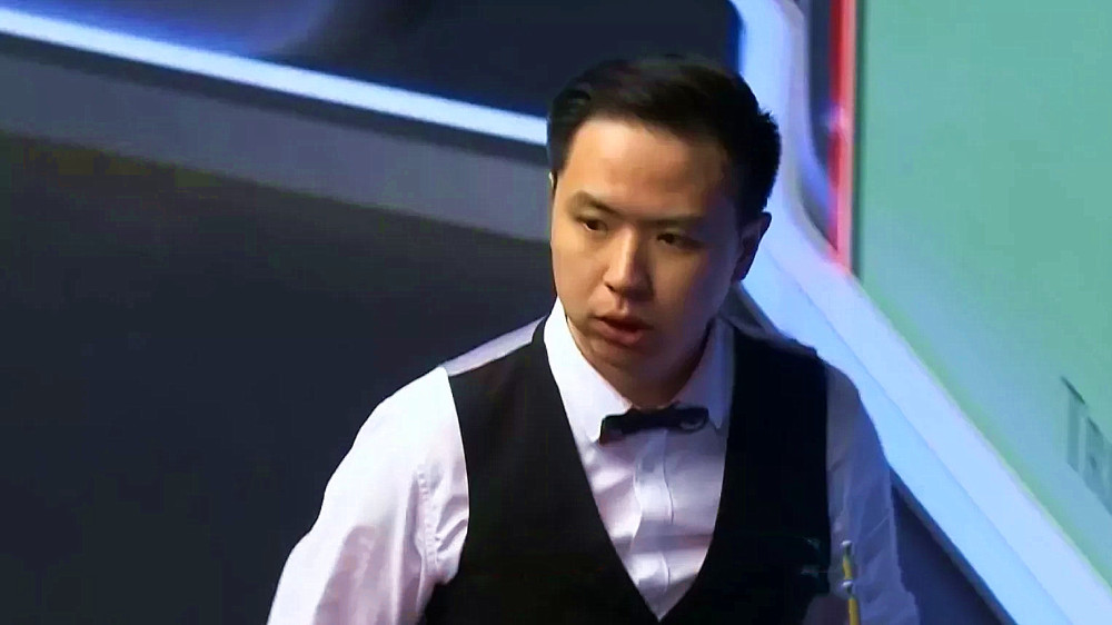 他在更衣室 他在更衣室