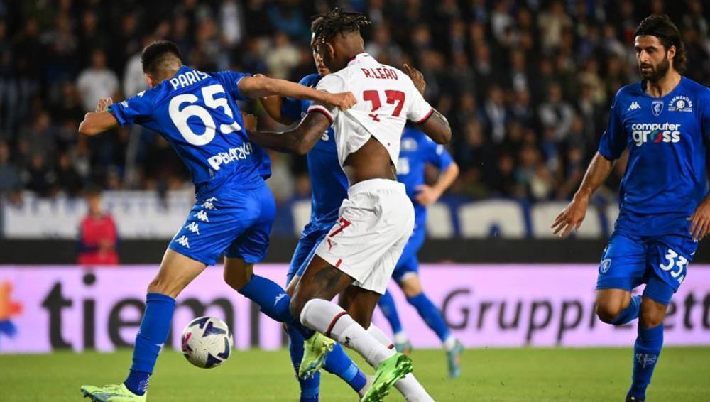 四名中场呈 四名中场呈